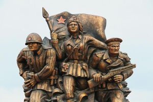 В Керчи открыли памятник десантникам