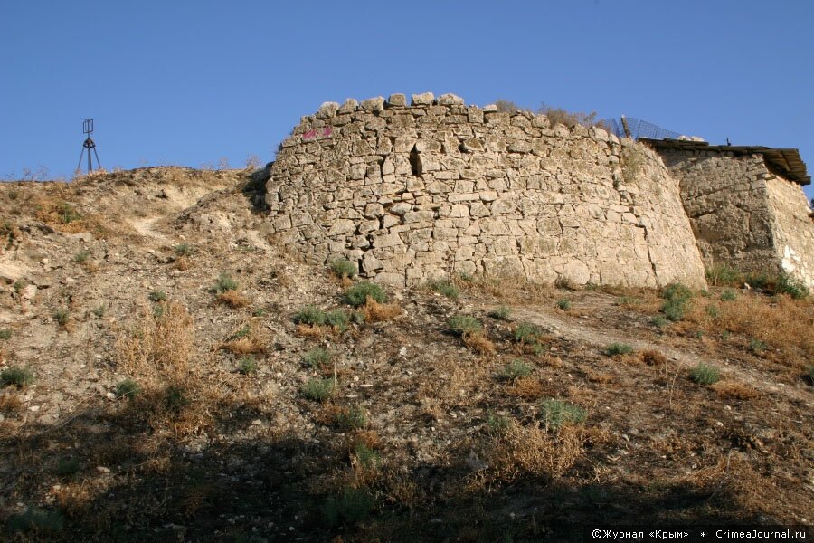 Крепость Каффа. Полукруглый бастион – эскарп у основания Башни Св. Фомы