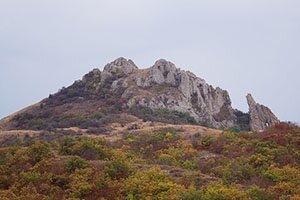 Гора Отлу-Кая или Дырявая