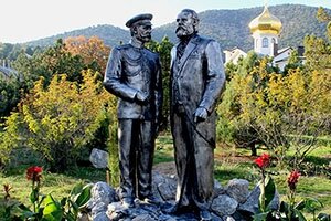 Памятник князю Льву Голицыну и Николаю II