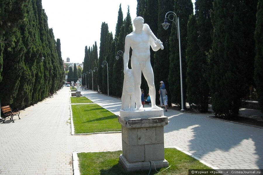 Кипарисовая аллея. Скульптура Геракла, фото 2000-х годов