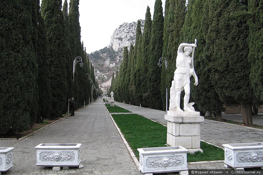 Кипарисовая аллея. Скульптура Артемиды, фото 2000-х годов
